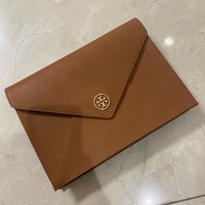 Brown Tory Burch envelope clutch
9.75” x 7” x 1”
Gold hardware